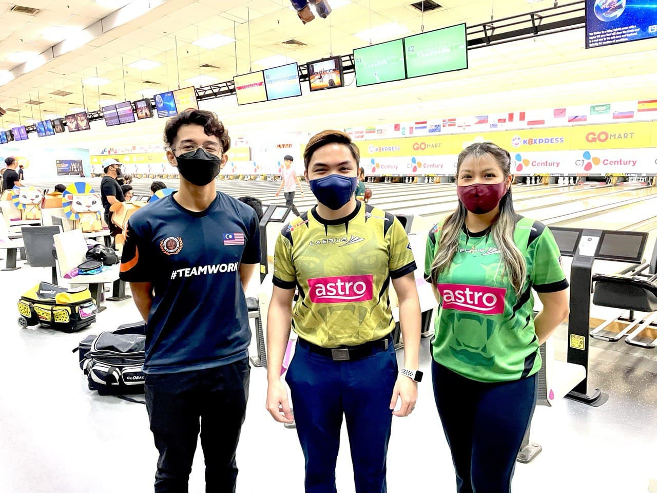 (Pictured from left) Junior All-Stars Bowling Championship 2019 champion Ahmad Azriq Izamudin, national bowlers Tun Ameerul Hakim Tun Hasnul Azam and Nor Lyana Nastasia Norkamal were in attendance during the press conference earlier today at Sunway Mega Lanes, Sunway Pyramid. – JULIE JALALUDDIN/The Vibes, December 7, 2021